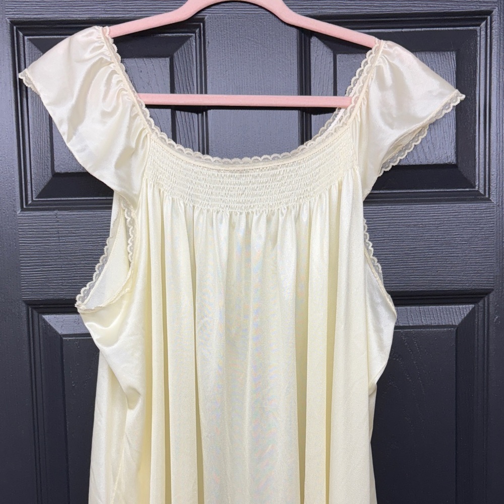 Light Cream l/xl Sleeveless Smocked Yoke Nightgown